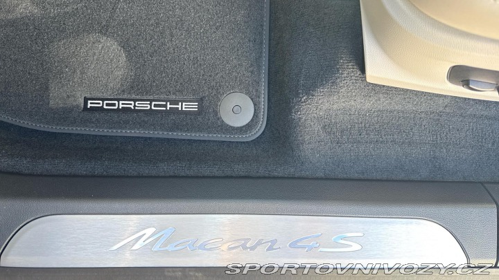 Porsche Macan 4S Electric 2025