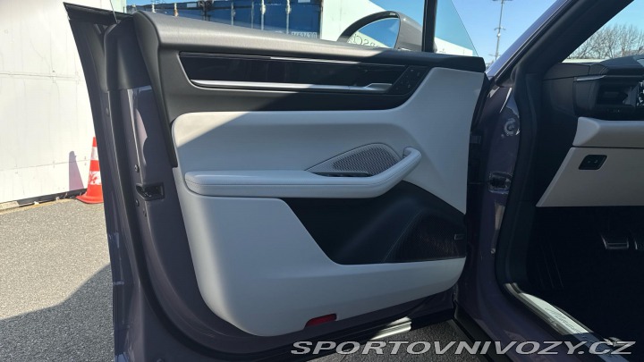 Porsche Macan 4S Electric 2025