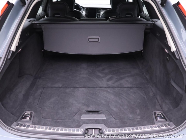 Volvo V90 2,0 B5 173kW AWD CZ 1.maj 2022