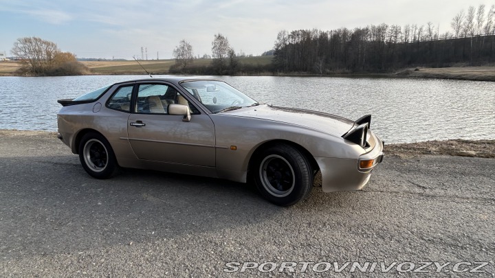 Porsche 944  1983