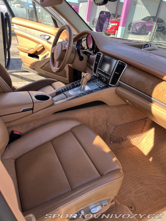 Porsche Panamera 4S 2011