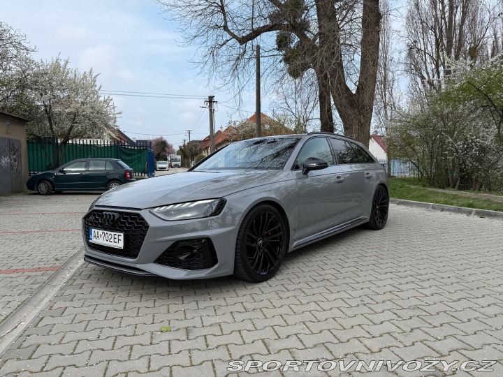 Audi RS4  2023