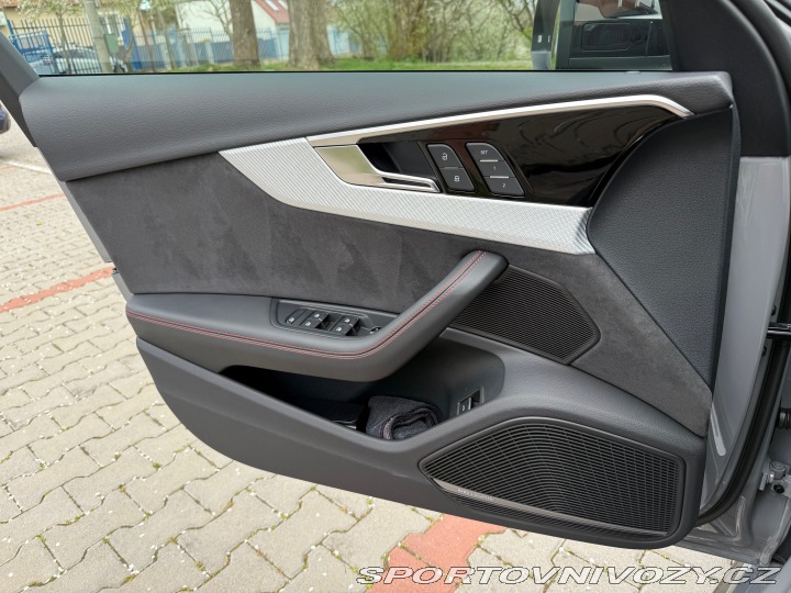 Audi RS4  2023