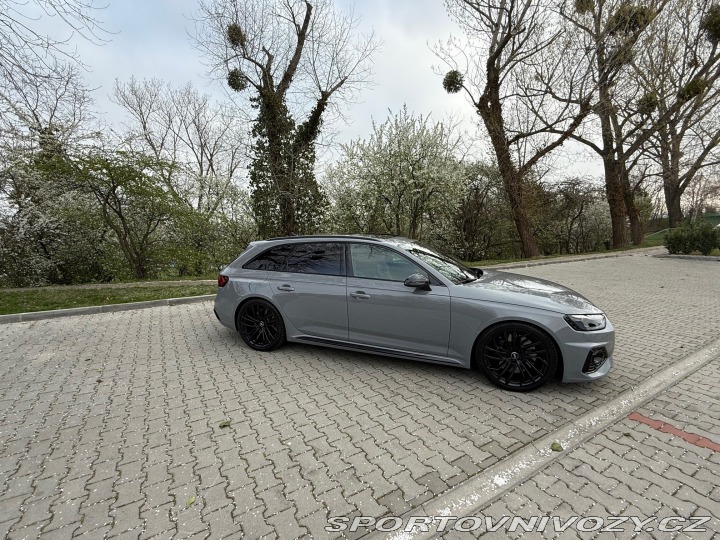 Audi RS4  2023