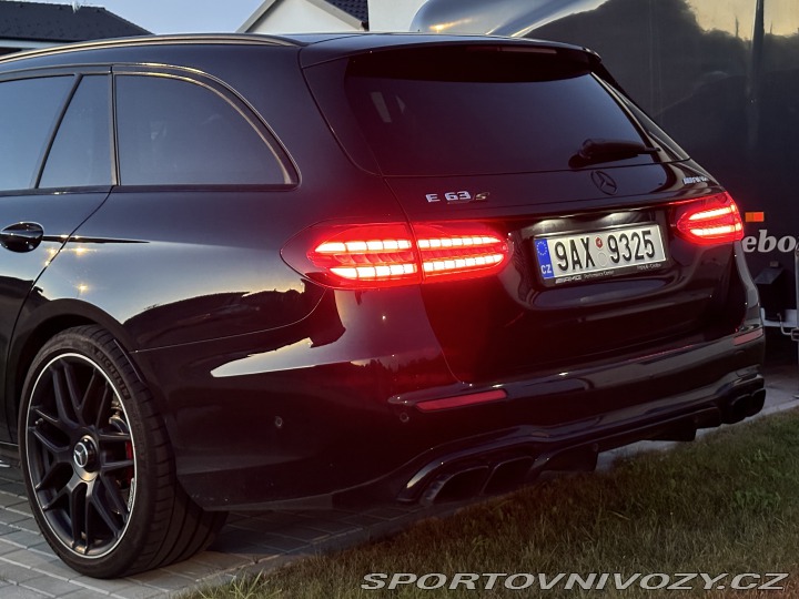 Mercedes-Benz E  2022