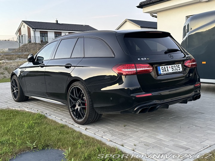 Mercedes-Benz E  2022