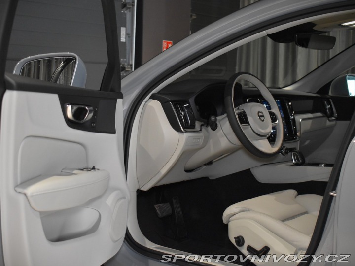 Volvo V60 2,0 T6 AWD Plus Dark 2025