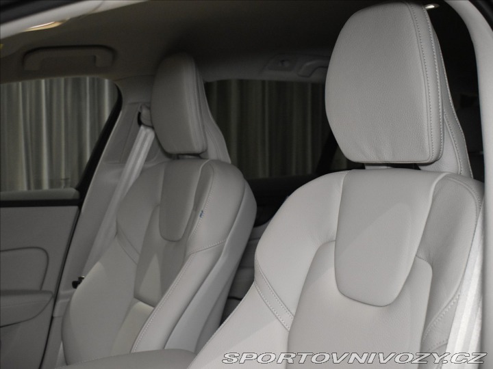 Volvo V60 2,0 T6 AWD Plus Dark 2025