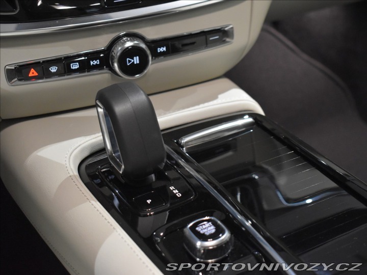 Volvo V60 2,0 T6 AWD Plus Dark 2025