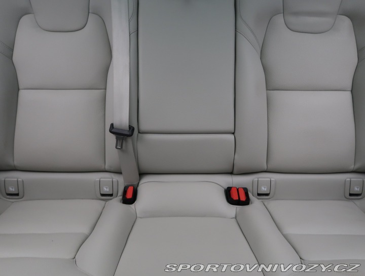 Volvo Ostatní modely XC60 Momentum T6 Recharge 2023