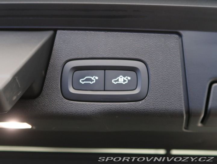 Volvo Ostatní modely XC60 Momentum T6 Recharge 2023