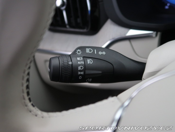 Volvo Ostatní modely XC60 Momentum T6 Recharge 2023