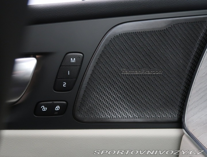 Volvo Ostatní modely XC60 Momentum T6 Recharge 2023