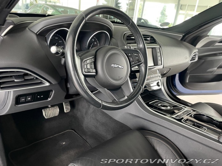 Jaguar XE 25t 177kW*Aut*Xenon*Prest 2015