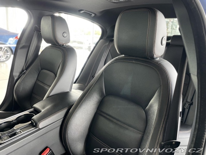 Jaguar XE 25t 177kW*Aut*Xenon*Prest 2015