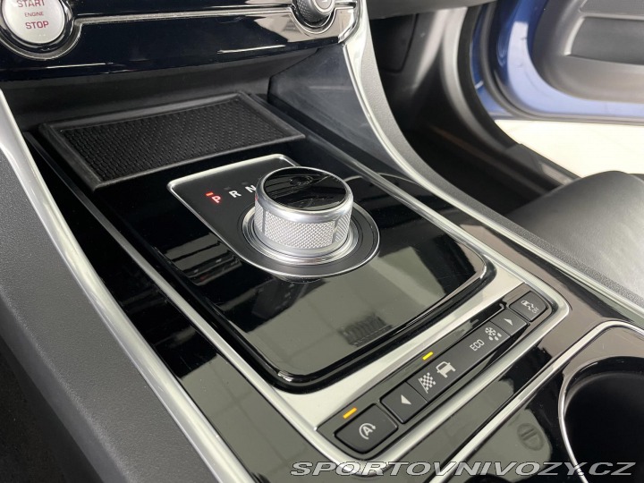 Jaguar XE 25t 177kW*Aut*Xenon*Prest 2015