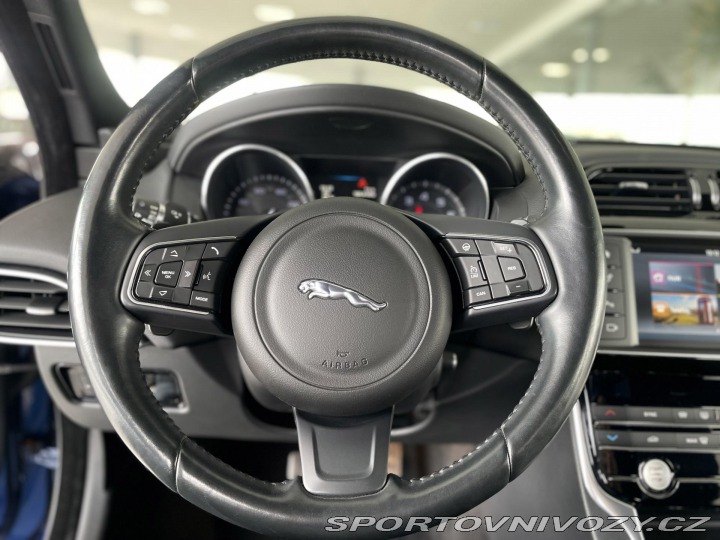 Jaguar XE 25t 177kW*Aut*Xenon*Prest 2015