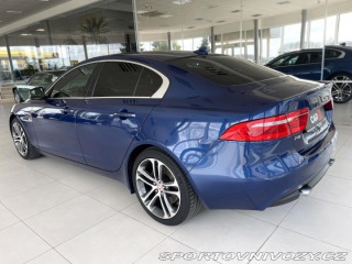 Jaguar XE 25t 177kW*Aut*Xenon*Prest 2015