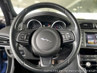 Jaguar XE 25t 177kW*Aut*Xenon*Prest 2015