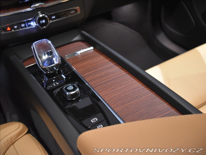 Volvo Ostatní modely XC60 2,0 T6 AWD Ultra Dark Pl 2025