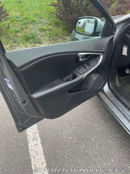 Volvo V40 2,0 R design 1800