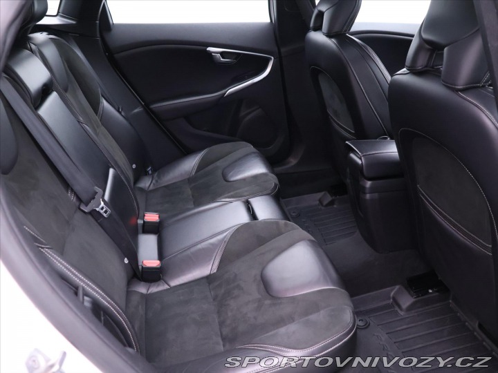 Volvo V40 2,0 D4 140kW CZ R design 2015