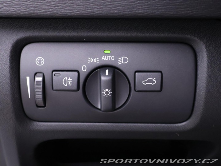 Volvo V40 2,0 D4 140kW CZ R design 2015