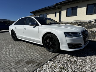 Audi S8 
