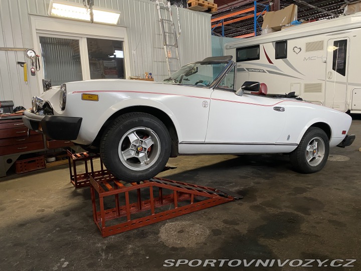 Fiat 124 Spider 2,0 / 77 Kw 1977