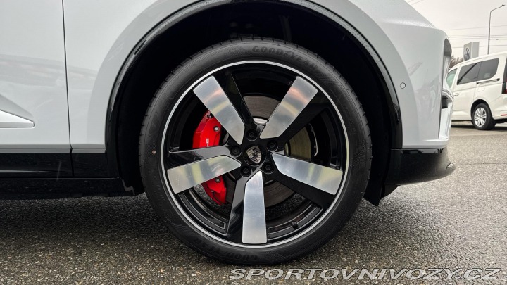 Porsche Macan Turbo 2024