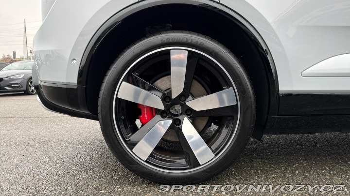 Porsche Macan Turbo 2024