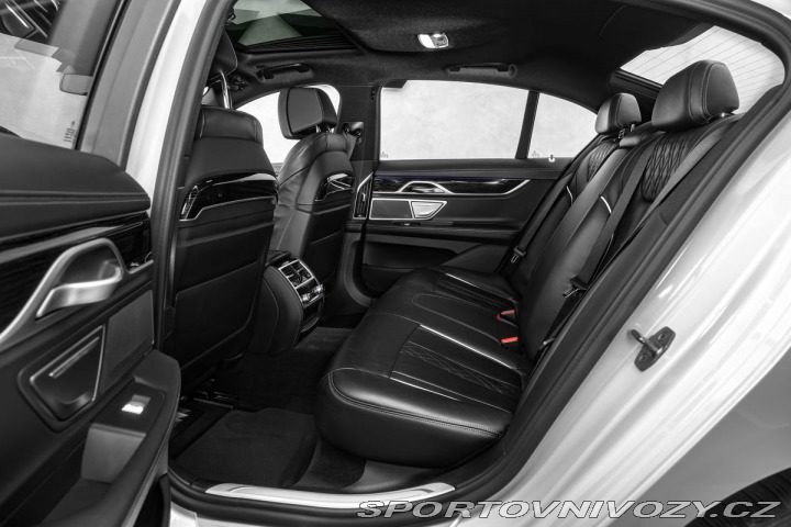 BMW 7 4.4 750i xDrive AT 1800