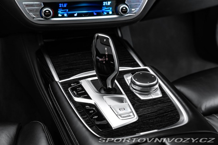 BMW 7 4.4 750i xDrive AT 1800