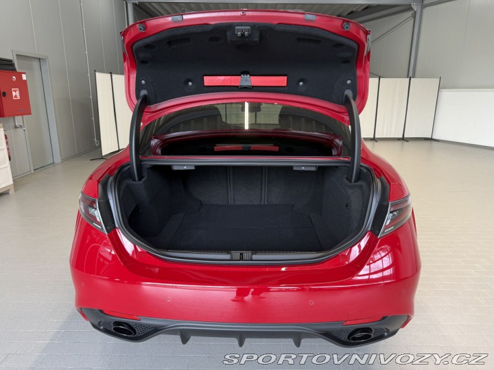 Alfa Romeo Giulia 2.0 Turbo 280k AT8 AWD  I 2025