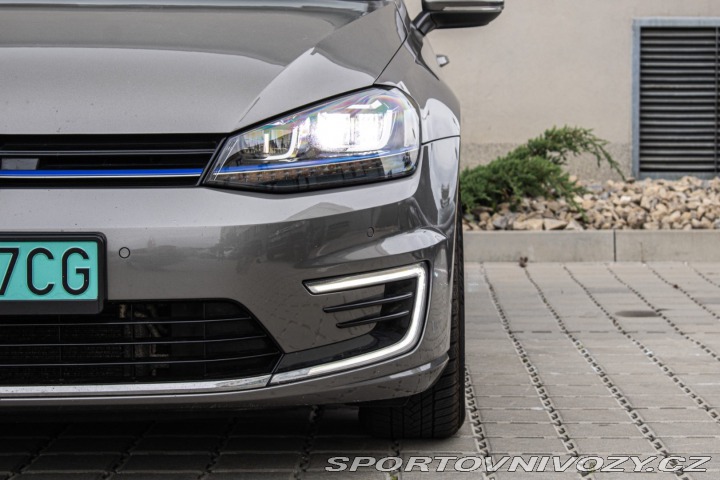 Volkswagen Golf GTE plug in-hybrid /aj n 2015