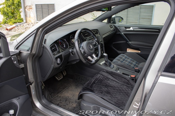 Volkswagen Golf GTE plug in-hybrid /aj n 2015