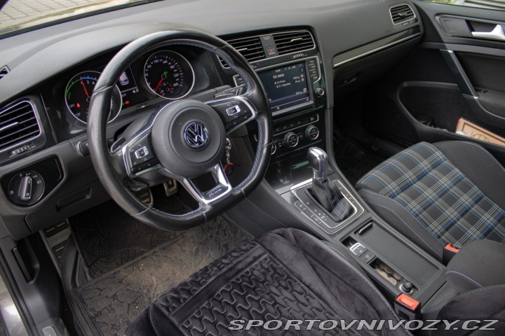 Volkswagen Golf GTE plug in-hybrid /aj n 2015