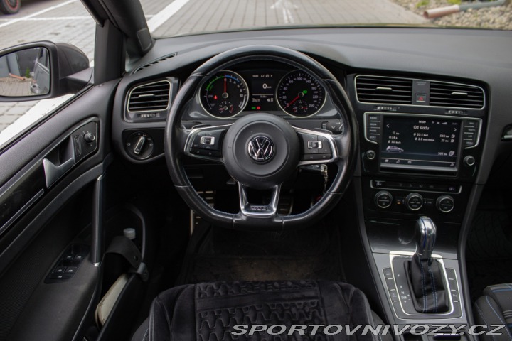 Volkswagen Golf GTE plug in-hybrid /aj n 2015