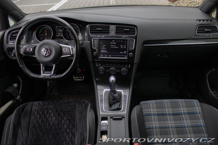 Volkswagen Golf GTE plug in-hybrid /aj n 2015