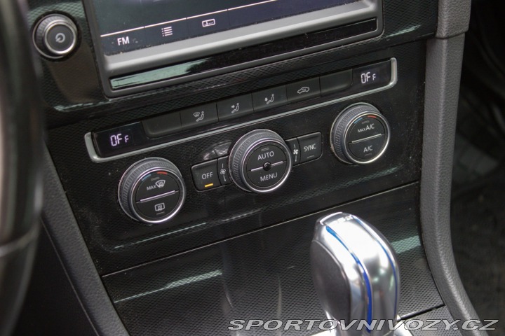 Volkswagen Golf GTE plug in-hybrid /aj n 2015