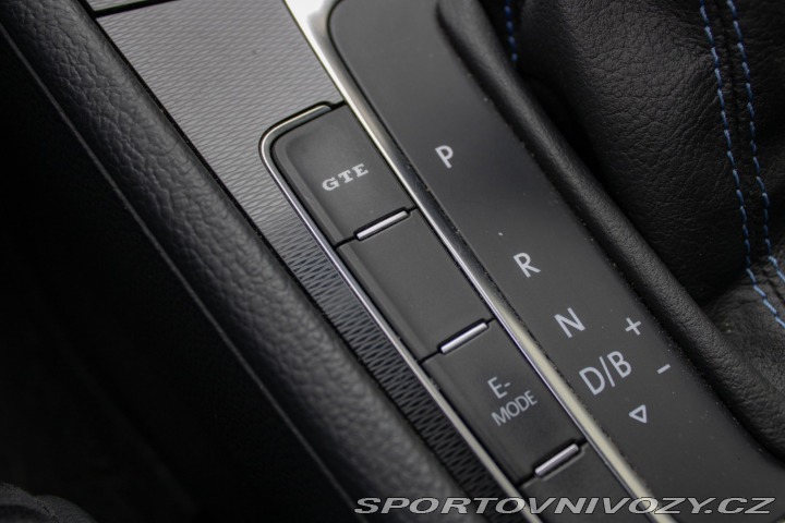 Volkswagen Golf GTE plug in-hybrid /aj n 2015