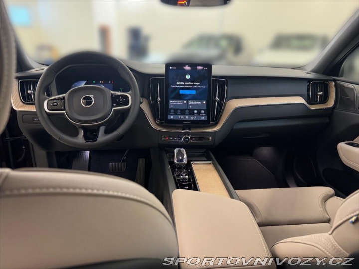 Volvo Ostatní modely XC60 2,0 T6 AWD Plus Dark 5630 2025