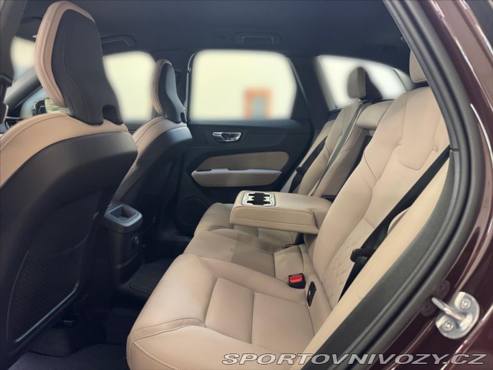 Volvo Ostatní modely XC60 2,0 T6 AWD Plus Dark 5630 2025