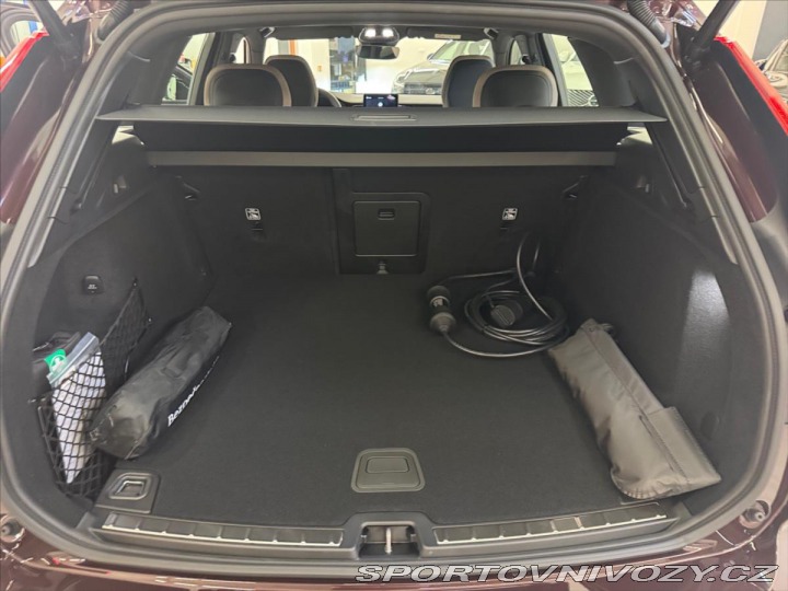 Volvo Ostatní modely XC60 2,0 T6 AWD Plus Dark 5630 2025