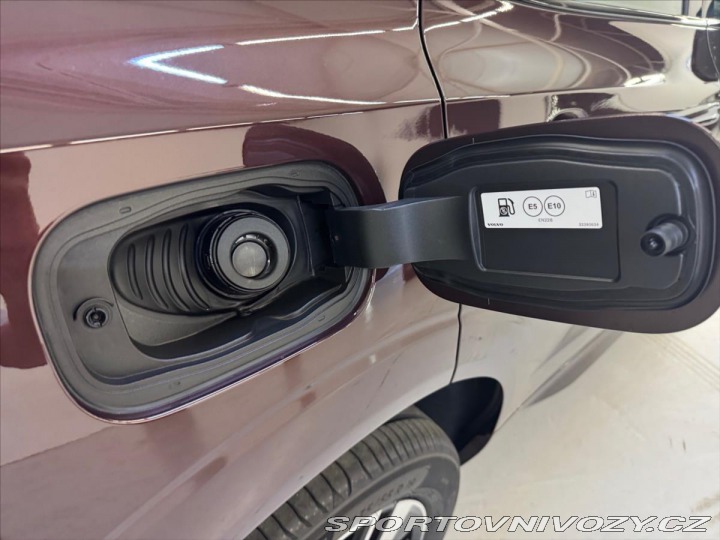 Volvo Ostatní modely XC60 2,0 T6 AWD Plus Dark 5630 2025