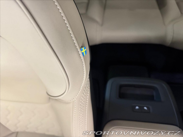 Volvo Ostatní modely XC60 2,0 T6 AWD Plus Dark 5630 2025