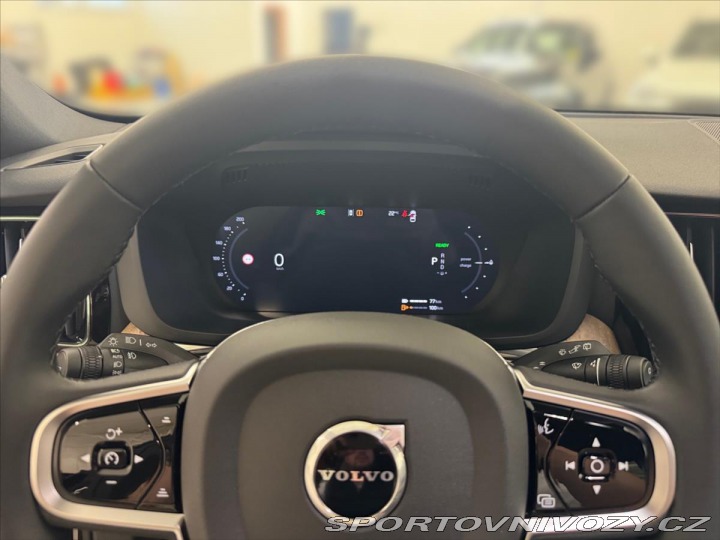 Volvo Ostatní modely XC60 2,0 T6 AWD Plus Dark 5630 2025