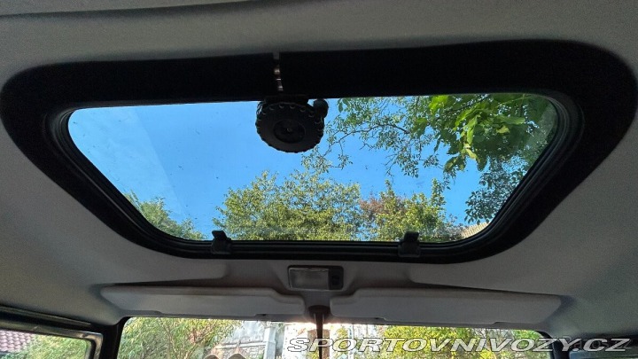 Ostatní značky Ostatní modely Land Rover Defender 2,5 90 STW 2005