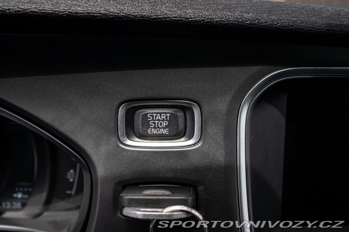 Volvo V40 D4 2.0L Drive-E Momentum 2014