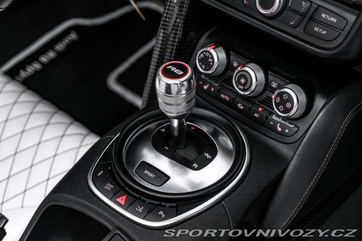 Audi R8 Akrapovič 2011